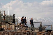 Touristen spazieren entlang der syrisch-israelischen Grenze in den Golanhöhen. (Bild: Atef Safadi/EPA, Bental, 22. März 2019)