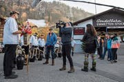 Peter Würsch (in der blauen Jacke) präsentiert dem Filmteam die Trichler. (Bild: Eveline Beerkircher (Emmetten, 21. März 2019))