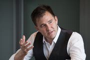 Sascha Ruefer kommentiert die Spiele der Schweizer Nationalmannschaft. (Bild: Dominik Wunderli, Luzern, 24. Mai 2016)