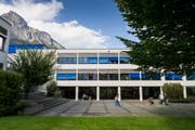 Der Rektor der Kantonsschule Sargans tritt nach 19 Jahren zurück. Sein Rücktritt erfolgt auf eigenen Wunsch und hat keinen Zusammenhang mit den Rechtsfällen, sagt das St.Galler Bildungsdepartement. (Bild: KEYSTONE/Gian Ehrenzeller)
