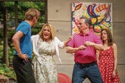 Mit ihrem Stück will die Theatergruppe Spielwitz ihr Publikum aus dem Alltag herausreissen und zum Schmunzeln bringen. (Bild: Michel Canonica)