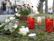 Blumen und Kerzen am Tatort in Basel, wo ein siebenjähriger Schulbub Opfer eines Tötungsdelikts wurde. Bei der mutmasslichen Täterin, einer 75-jährigen Frau, bestehen Zweifel an der Schuldfähigkeit. (Bild: Keystone/GEORGIOS KEFALAS)
