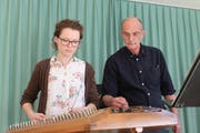Franziska Herger aus Bürglen spielt mit ihrem Musiklehrer Albin Rohrer auf dem Hackbrett südamerikansiche Rhythmen. (Bild: Markus Zwyssig, Altdorf, 20. März 2019)