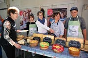 Die Lungerer Käseherstellerin Hedy Ming und Hauswirtschaftslehrerin Yvette Windlin (Bildmitte) präsentieren mit Lorena und Adrian das Käsebuffet. (Bilder: Romano Cuonz (Lungern, 21. März 2019)