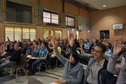 Die Bürgerversammlung von Bütschwil-Ganterschwil in der Sporthalle in Ganterschwil war gut besucht. (Bild: Anina Rütsche)