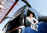 Tobias Katholnig ist Chauffeur bei Strickler Reisen in Neuheim und fährt Fans an die Auswährtsspiele in den Playoffs. (Bild: Stefan Kaiser, Neuheim, 21. März 2019)