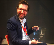 Selma-Finance-CEO Patrik Schär mit dem Award. (Bild: PD)