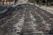 Waffen von IS-Kämpfern in der befreiten ostsyrischen Stadt Al-Mayadin. (Bild: Chris McGrath/Getty, 22. März 2019)