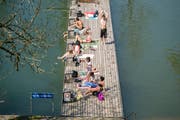 Auf dem Steg am Mannenweier: Sonnenbaden kann man dank des wunderschönen Wetters bereits jetzt wieder. Offiziell eröffnet wird die Badesaison aber in allen Stadtsanktgaller Freibädern am Samstag, 11. Mai. (Bild: Urs Bucher - 7. Mai 2016)