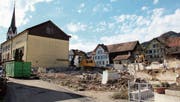 Ungewohnte Leere an der Zinggengasse: Hier standen bis vor kurzem zwei Häuser, eines davon mit grösserem Anbau, sowie, etwas zurückversetzt hinter der «Krone», ein Lagerhaus. Bald soll hier ein Mehrfamilienhaus mit sechs Wohnungen und Tiefgarage gebaut werden. (Bild: Gert Bruderer)
