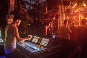 Der Tontechniker am Winterfestival. (Bild: Nadia Schärli / Luzerner Zeitung, Wolhusen, 23. März 2019)