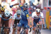Streckt gleich die Siegerfaust in die Höhe: der Franzose Julian Alaphilippe. (Bild: Dario Belingheri/Keystone (Sanremo, 23. März 2019))