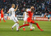 2:0-Torschütze Denis Zakaria (in Rot) kämpft um den Ballbesitz – links Ex-FC-Luzern-Spieler Valerian Gwilia. (Bild: Zurab Kurtsikidze/Keystone, Tiflis, 23. März 2019)