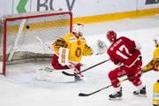 In-Albon trifft zum allesentscheidenden 4:0. (Bild: Jean-Christophe Bott/Keystone, Lausanne, 23. März 2019)