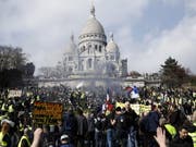 In Paris zogen Demonstranten am Samstag in Richtung der Kirche Sacré-Coeur im Touristenviertel Montmartre. (Bild: KEYSTONE/EPA/YOAN VALAT)