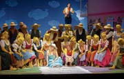 Mit Tristan und Isolde fängt alles an: Adina (Tatjana Schneider) erzählt die Geschichte vom Zaubertrank, Nemorino (Alexey Neklyudov) hört aufmerksam zu. (Bild: Iko Freese)