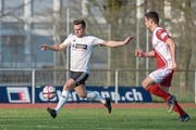Willisaus Christian Binde kommt zum Schuss, Sursee-Verteidiger Pascal Ehrler (rechts) ist zu spät dran. Bild: Dominik Wunderli (Sursee, 23. März 2019)