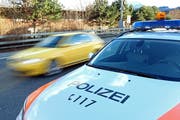 Als er im Polizeiauto abgeführt wurde kam es zu wüsten Beleidigungen und einer Spuckattacke gegen die Polizeibeamten. (Symbolbild: Philipp Schmidli)