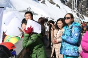 Einige chinesische Zuschauer verfolgten das Rennen am Pistenrand.