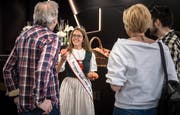 Die Thurgauer Apfelkönigin Melanie Maurer verteilt bei Lidl Äpfel an die Besucher des Tags der offenen Tür. (Bild: Reto Martin)