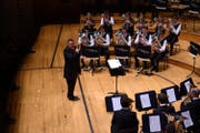 Die Brassband Bürgermusik Luzern mit Dirigent Michael Bach im KKL. (Bild: Roger Grütter, 23. März 2019)