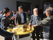 Robin T. Alder (Zweiter von links) mischt sich während des Apéros am Fest ungezwungen unter die Mitarbeitenden. (Bild: Urs Nobel)