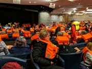 Zur Rettung bereit: Passagiere auf der «Viking Sky» sind mit Rettungswesten ausgestattet. (Bild: KEYSTONE/AP Michal Stewart)