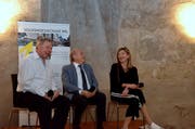 Hatten ebenso viel zu erzählen wie zu lachen: Moderator Roland P. Poschung mit Sepp Blatter und Annemarie Mayer (von links). Bild: Christoph Heer