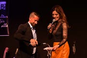 Plattengötti Leonard tauft Sabrina Sauders neues Album «Mach dich frei!». Drei der 16 Lieder singen die beiden gemeinsam. (Bild: Manuel Nagel)
