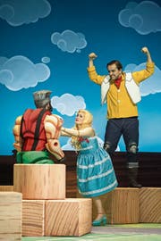 Nemorino (Alexey Neklyudov) begehrt Adina (Tatjana Schneider). Die allerdings wird auch vom Kraftprotz Belcore (Shea Owens) umworben. (Bild: Iko Freese)