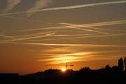 Der prächtige Abschluss eines wunderschönen Frühlingstages: Der Sonnenuntergang am Samstag vom Stadtzentrum aus gesehen. (Bild: Sandro Büchler - 23. März 2019)