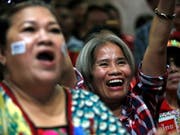 Verfrühte Freude? Anhängerinnen der Oppositionspartei Pheu Thai jubeln im Hauptquartier in Bangkok. Die Partei des Putschgenerals Chan-Ocha liegt vorne. (Bild: KEYSTONE/EPA/RUNGROJ YONGRIT)