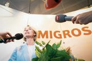 Die frischgewählte Migros-Präsidentin Ursula Nold stellt sich nach ihrer Wahl am Samstag in Zürich den Medien. (Bild: Melanie Duchene/Keystone)