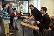Interessierte lernen am Schweizer Hackbrett-Tag die Vielfalt des Instruments kennen. (Bild: Urs Hanhart, Altdorf, 23. März 2019)