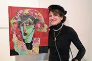Die Künstlerin Carmen Annen Bonati mit einem ihrer Werke. (Bild: Romano Cuonz, Stansstad, 23. März 2019)
