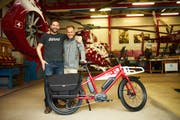 Samuel Weishaupt und Benno Bänziger mit dem Benno Bike, das exklusiv für die Air Zermatt angefertigt wurde. (Bild: PD)