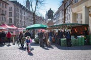 Beliebter Treffpunkt: Der Wochenmarkt auf dem Marktplatz. (Bild: Benjamin Manser)