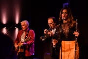 George Kouvatsis (Gitarre) und Helly Kumpusch (Trompete) begleiten Sängerin Sabrina Sauder. (Bild: Manuel Nagel)