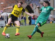 Altdorfs Pirmin Baumann (am Ball) schiesst gegen Eschenbach den Treffer zum 3:0. (Bild: Urs Hanhart, Altdorf, 17. März 2019)