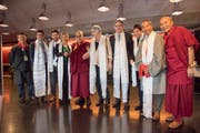 Shitsetsang (2. v. r.) zusammen mit dem Dalai Lama (5. v. l.) beim Schweizer Empfang 2016.