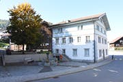 Im alten Gemeindehaus in Brunnadern wird nach dem Ja der Kirchgemeindeversammlung ein Verwaltungszentrum realisiert. (Bild: Urs M. Hemm)