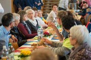 Gemütliches Zusammensein beim Essen in der Bürgerhalle wird von allen Generationen geschätzt.