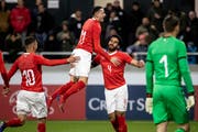 Erneuter Schweizer Jubel im Kleinfeld (von links): Nedim Bajrami und Ruben Vargas beglückwünschen Penalty-Torschütze Eray Cömert. (Bild: Alexandra Wey/Keystone (Kriens, 25. März 2019))