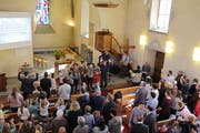 Kinderlieder mit Bewegungen schaffen im Gottesdienst eine lockere Atmosphäre. (Bilder: Sara Schneiter)