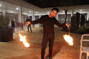 Isai Perez überraschte Besucher mit einer Feuershow.