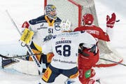Zugs Goalie Tobias Stephan und Jesse Zgraggen gegen Lausannes Benjamin Antonietti. (Bild: Keystone (Malley, 22. Februar 2019))