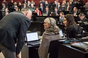 Die Grünen Kantonsräte Andreas Hofer (stehend), Monique Frey und Rahel Estermann hoffen auf Sitzgewinne am kommenden Sonntag. (Bild: Nadia Schärli, Luzern, 28. Januar 2019)
