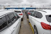 Deutsche Autos warten am Hafen von Bremerhaven auf ihren Export nach Übersee. Die USA drohen der EU mit Strafzöllen auf Autos. (Bild: Ulrich Baumgarten/Getty)