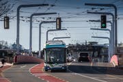 Testfahrt eines Batterie-Trolleybusses in Luzern, hier im Bild die Langensandbrücke. (Bild: Boris Bürgisser, 14. März 2018)