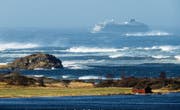 Das in Seenot geratene Kreuzfahrtschiff Viking Sky vor der Westküste Norwegens. (Bild: Frank Einar Vatne/Keystone (23. März 2019))